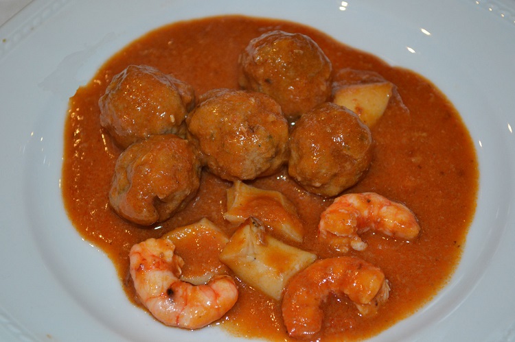 Albóndigas con sepia y gambas