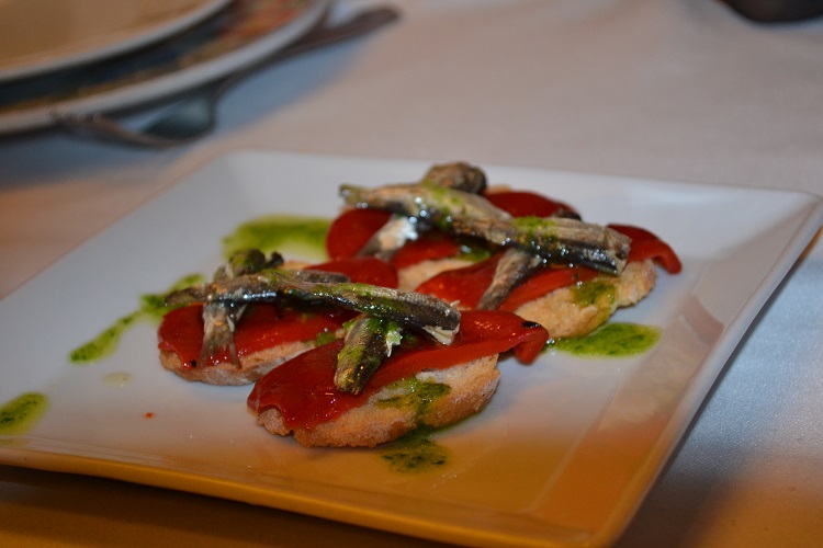 Tosta de sardinas con pimientos