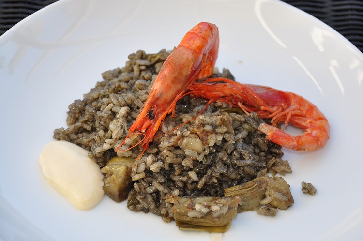 Arroz negro con sepia y alcachofas