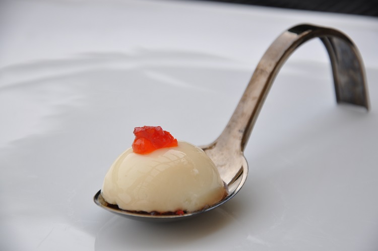 Bombón de queso manchego y mermelada de pimiento rojo