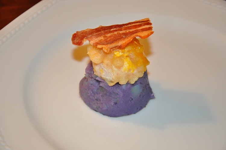 Patata violeta con trufa y  yema líquida en tempura