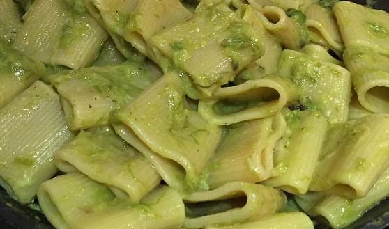 Pasta mezze maniche con carbonara de espárragos