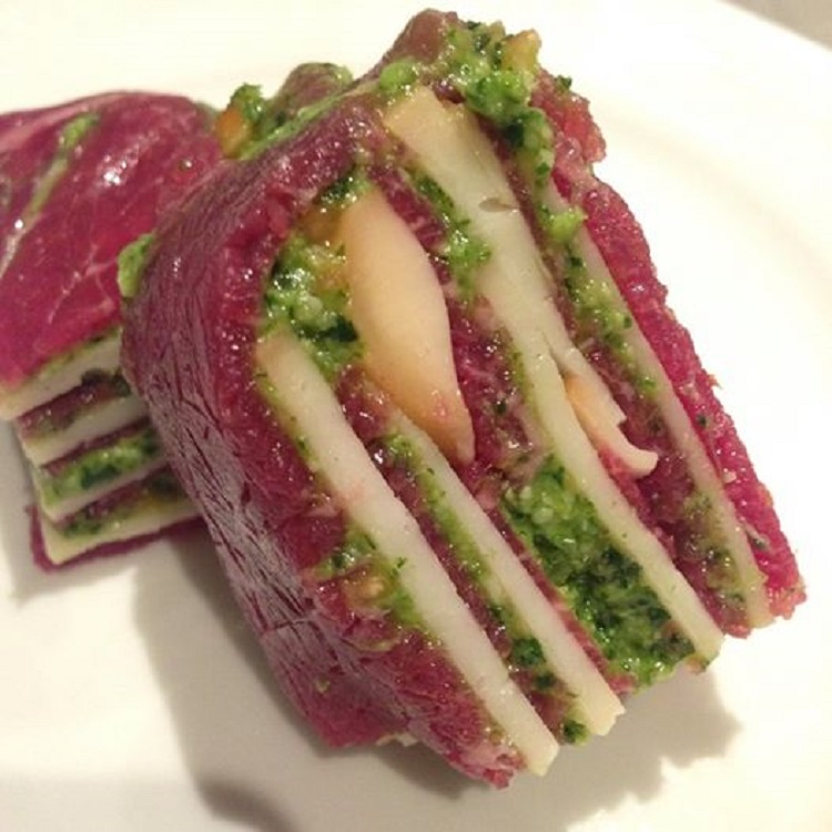 Milhojas de carpaccio de ternera con pesto de rúcula y queso scamorza ahumado
