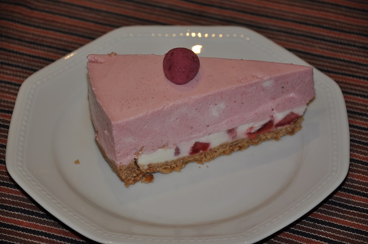 Tarta mousse de fresa con corazón de nata