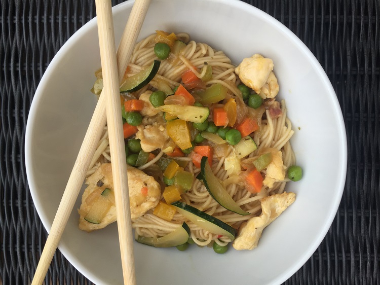 Salteado de fideos finos con pollo y verduras