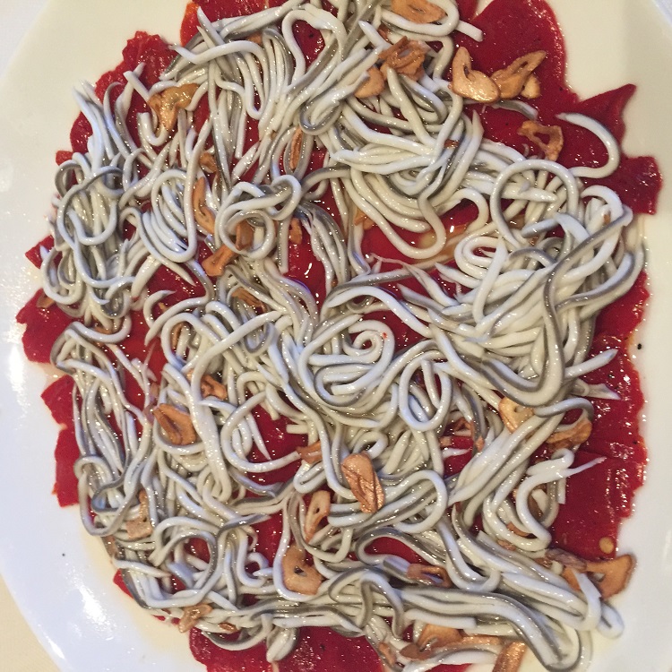Ensalada tibia de gulas y piquillos